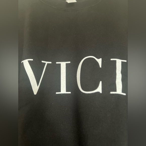 🆕 VICI logo crewneck sweatshirt in black, size small. Comfy sweatshirt! 🖤 - Picture 2 of 4